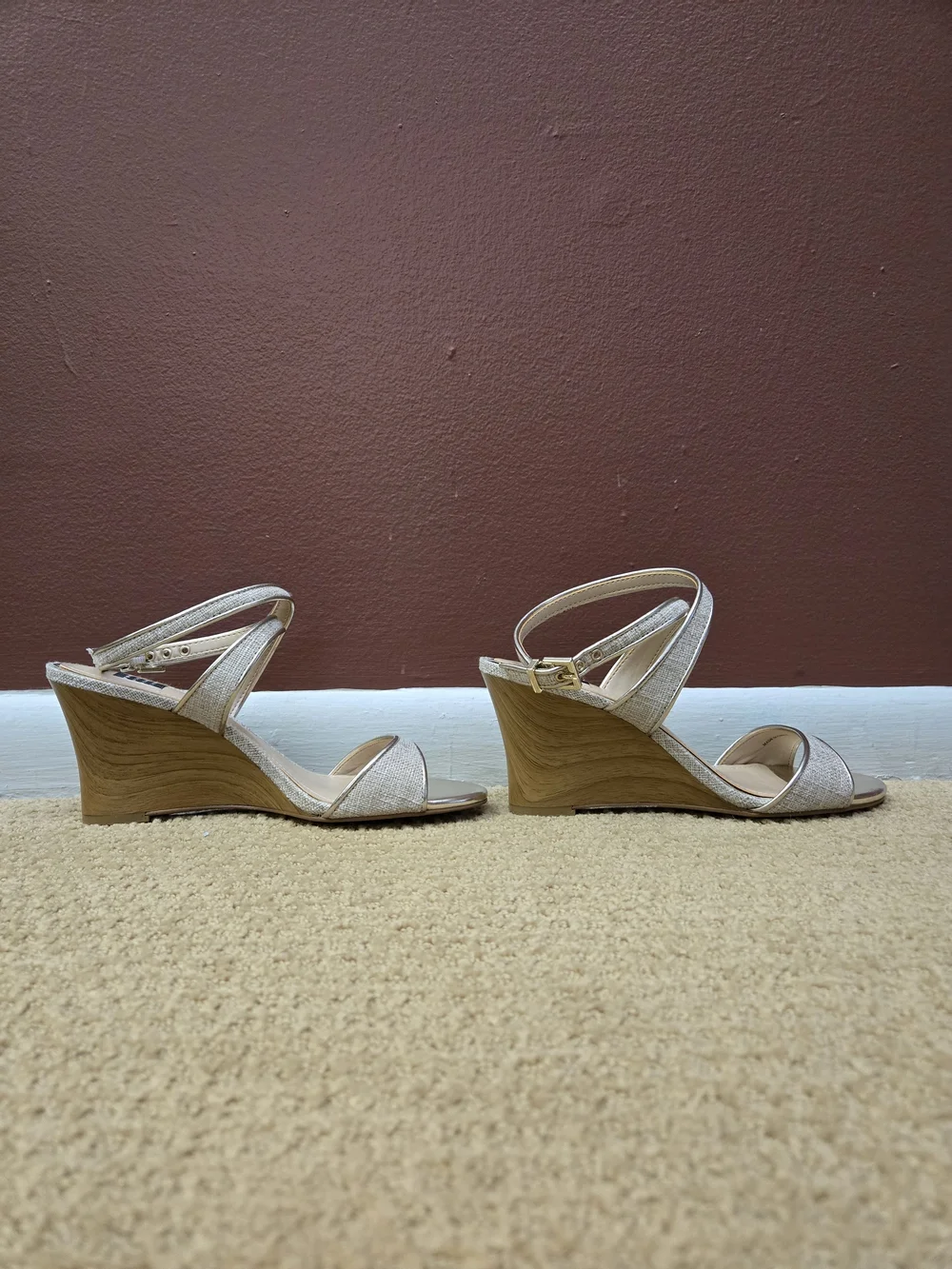 White House Black Market Kaylee Foil Linen Wedge size 7